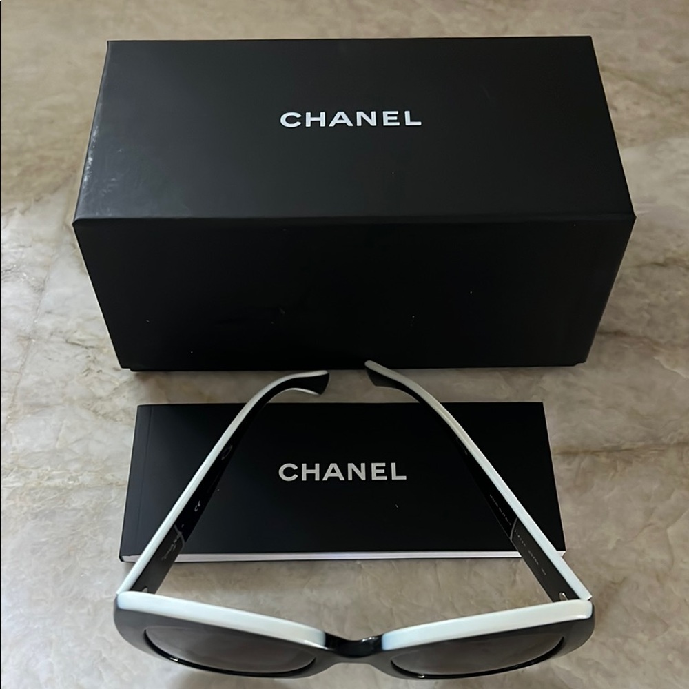 CHANEL Black Sunglasses Elegant Accessories - Picture 2 of 5